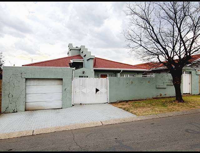 3 BEDROOM HOUSE RENTED IN DIEPKLOOF